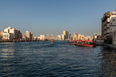 Deira ve Bur Dubai 'yi ikiye bölen Dubai Deresi' ndeki geleneksel bir tekne olan Abra 'nın manzarası.