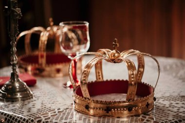 Eski bir altın tacın yakın plan çekimi.