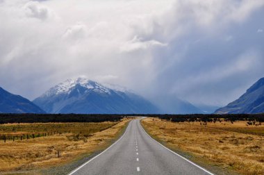 Yeni Zelanda 'daki Milford Sound' a giden boş bir yol.