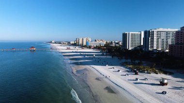 Binalar ve suyla çevrili Florida sahilinin havadan görüntüsü.