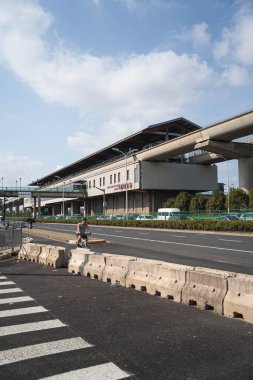 Çin, Şangay 'da Orta Hua Xia yolunda bisiklete binen bir gencin dikey görüntüsü.
