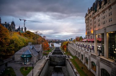 Ottawa, Ontario - 18 Ekim 2022: Parliament Hill ve Chateau Laurier Kanalı manzarası.