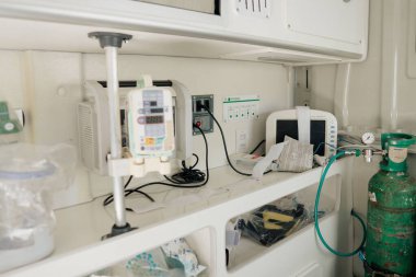 Yeşil bir tıbbi oksijen tüpü ve ambulansın içindeki diğer hastane ekipmanları.