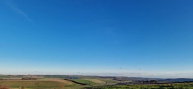 Mavi gökyüzüne karşı ovaların panoramik görüntüsü