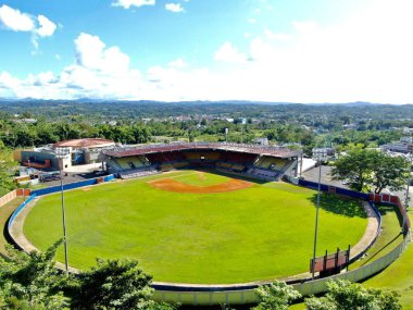 Güneşli bir günde güzel boş bir beyzbol sahası