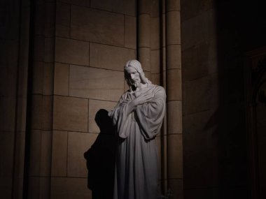 Karanlık bir tapınakta İsa 'nın mermer heykeli