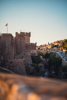 Hırvatistan 'ın güneyindeki Dubrovnik şehir surlarından bir kale olan Minceta' nın dikey çekimi