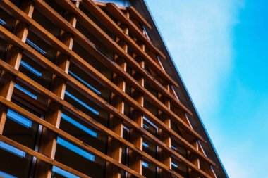 Ahşap tahtaları olan modern bir mimari tasarım..