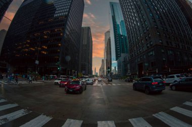 Gün batımında arabalarla Michigan Bulvarı 'nın manzarası
