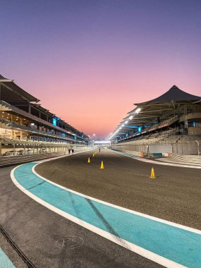 Yas Marina Pisti Formula 1 gece Yas Adası 'ndaki yarış pisti bisikletçiler, koşucular ve aylaklar tarafından kullanılmak üzere açıldığında