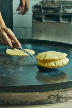 Mutfakta fırında Puri pişiren bir şefin dikey görüntüsü.