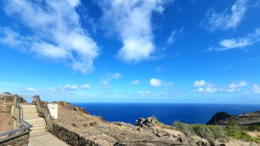 Güneşli bir günde yürüme yolu olan güzel kayalık Makapuu Sahili