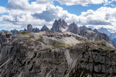 Güney Tyrol, İtalya 'da mavi gökyüzü ve güzel bulutlarla Tre Cime de Lavaredo dağlarının fantastik panoramik manzarası