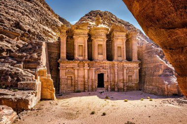 Petra, Ürdün 'de güzel bir manastır fotoğrafı.