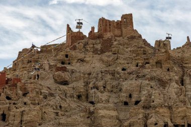 Piyang Dongga 'nın Zanda İlçesi, Ngari Bölgesi, Tibet, Çin' deki manzarası harabe..