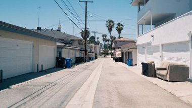 Güneşli bir günde, Ladera Heights California 'da alçak duvarlı bir arka sokak.