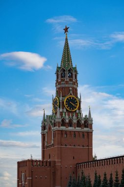 Moskova Kremlin 'in Spasskaya Kulesi' nin Kızıl Meydan 'daki dikey görüntüsü