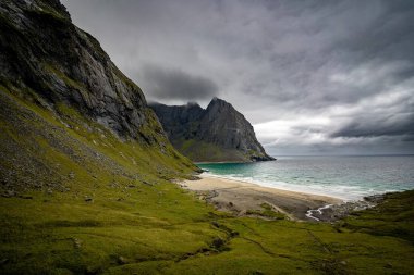 Norveç 'te fırtınalı bir günde etrafı denizle çevrili Kvalvika Sahili manzarası