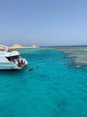 İçinde insanlar olan bir teknenin dikey görüntüsü.