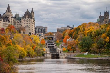 Ottawa, Ontario - 19 Ekim 2022: Ottawa, Ontario 'daki Chateau Laurier ve Rideau Kanalı manzarası.