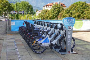 Meran, Güney Tyrol, İtalya 'daki termal hamamların önünde birkaç tane kiralık bisiklet.