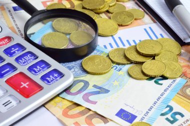 Avro paraları ve kağıt para üzerinde hesap makinesine yakın çekim ve büyüteç