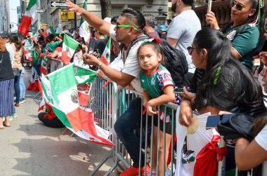 Bir grup insan ve bir kadın çocuk Meksika Bağımsızlık Günü Geçidi 'nde