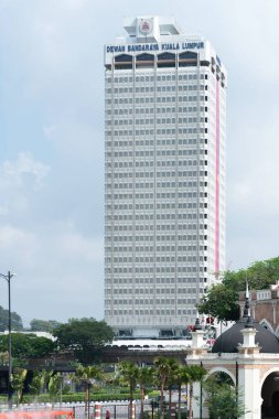 Mavi gökyüzüne karşı Kuala Lumpur Belediye Binası (Dewan Bandaraya Kuala Lumpur) dikey görüntüsü