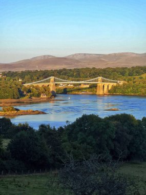 Anglesey Adası ile Gwynedd County, Kuzey Batı Galler arasındaki Menai köprüsünün dikey görüntüsü.