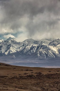 Zhada County, Ali ili, Tibet, Çin 'deki dağların büyüleyici topoğrafik manzarası