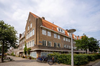 Amsterdam 'ın başkentinde dış görünüşü ve tipik Hollanda tarzıyla konutlar