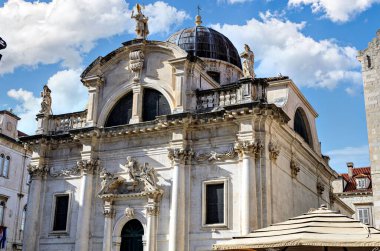 Hırvatistan 'ın Dubrovnik kentindeki bulutlu gökyüzünün altındaki Saint Blaise Kilisesi' nin dışı