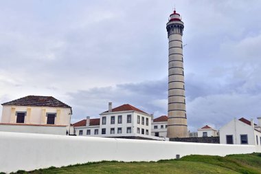 Portekiz 'de bulutlu gökyüzüne karşı manzaralı Leca Deniz Feneri