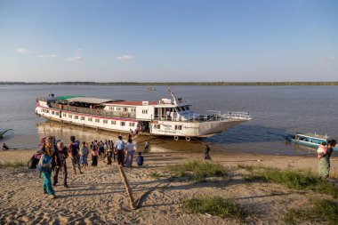 Myanmar, Bagan 'daki Irrawaddy nehrinin kıyısına bir feribot yolcu bırakıyor..