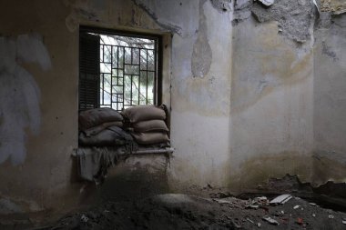Lefkoşe 'de Yeşil Hat' ın penceresinde kum torbaları olan terk edilmiş bir ev.