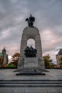 Ottawa, Ontario - 18 Ekim 2022: Ottawa 'daki Ulusal Savaş Anıtı ve Meçhul Asker Mezarı.