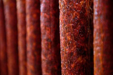 Bir avuç kurutulmuş sosis.