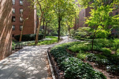 Stuyvesant Town 'un kamusal alanları, Manhattan, New York' un doğu yakasında büyük bir yerleşim alanı..