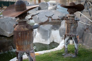 İki silahlı adamın bir tabancayla düello yaptığı güzel bir heykel.