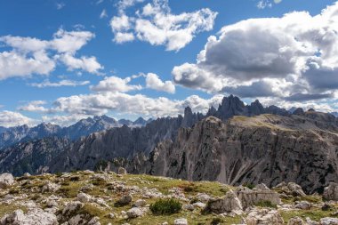 Güney Tyrol, İtalya 'da mavi gökyüzü ve güzel bulutlarla Tre Cime de Lavaredo dağlarının fantastik panoramik manzarası
