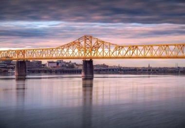 Louisville, Kentucky 'de gün batımında ikinci cadde köprüsünün uzun pozu..