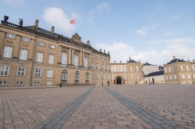 Danimarka, Kopenhag 'daki Amalienborg Sarayı' nın alçak açılı görüntüsü