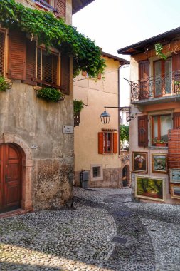 İtalya, Verona 'daki Garda Gölü' nün doğu kıyısındaki Malcesine 'de bir ara sokağa dikey çekim