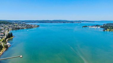 Avustralya 'nın New South Wales şehrinde güneşli bir günde Warner Körfezi' nin hava görüntüsü.