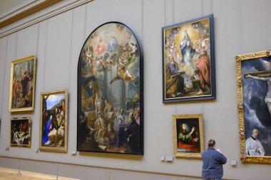 Paris, Fransa 'daki Louvre Müzesi' nde dünyanın başyapıtlarını ziyaret eden bir kadın.