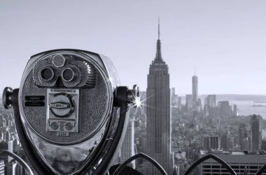 Empire State Binası 'na siyah-beyaz bir dürbün, New York, ABD