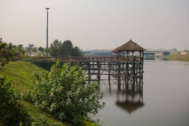 Gölün üzerindeki rıhtımda oturan büyük Pavilion.