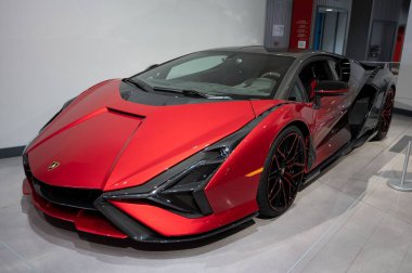 Egzotik kırmızı bir süper araba. Melez Lamborghini Sian FKP 37.