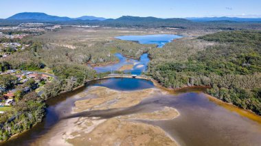 Arka planda mavi gökyüzü olan Cathie Gölü 'nün gökyüzü, Avustralya