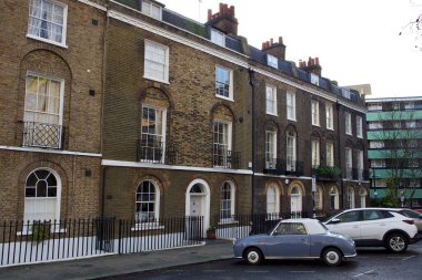 Londra 'da Islington caddesi boyunca Figaro retro arabasıyla güzel bir görüntü.